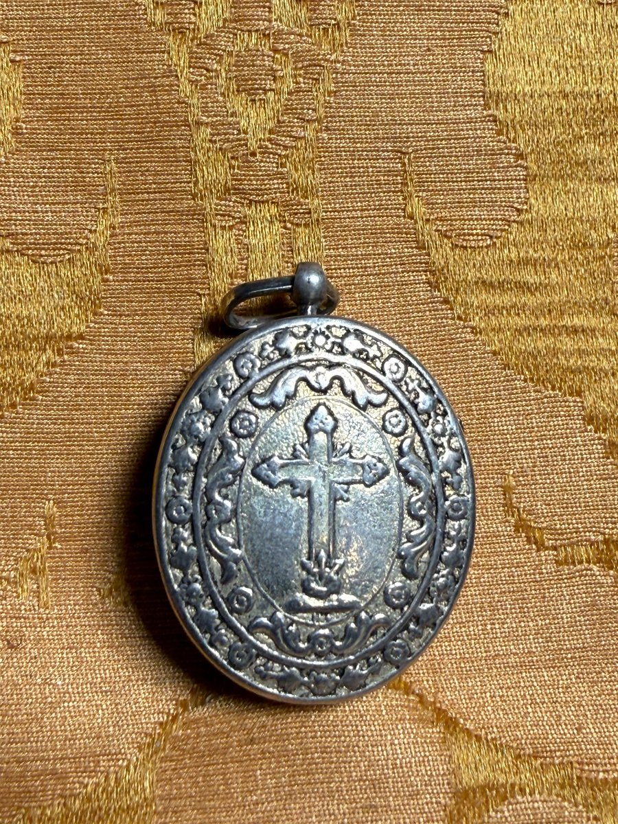 Teca in argento con chiusura a sportello con reliquia della S.Croce  Misure cm 3 x 2