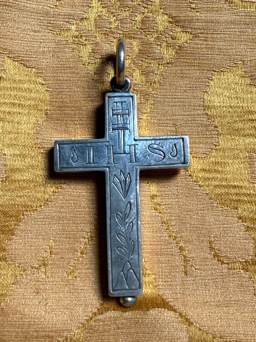 Croce reliquiario in argento con chiusura a sportello con reliquia della S.Croce  