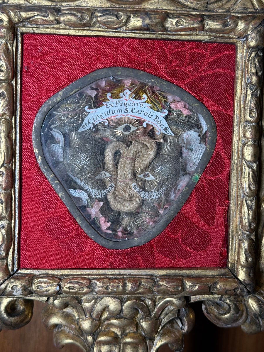 Reliquiario ligneo dorato contenente una teca con i precordi e il cingolo di S.Carlo Borromeo, -photo-2