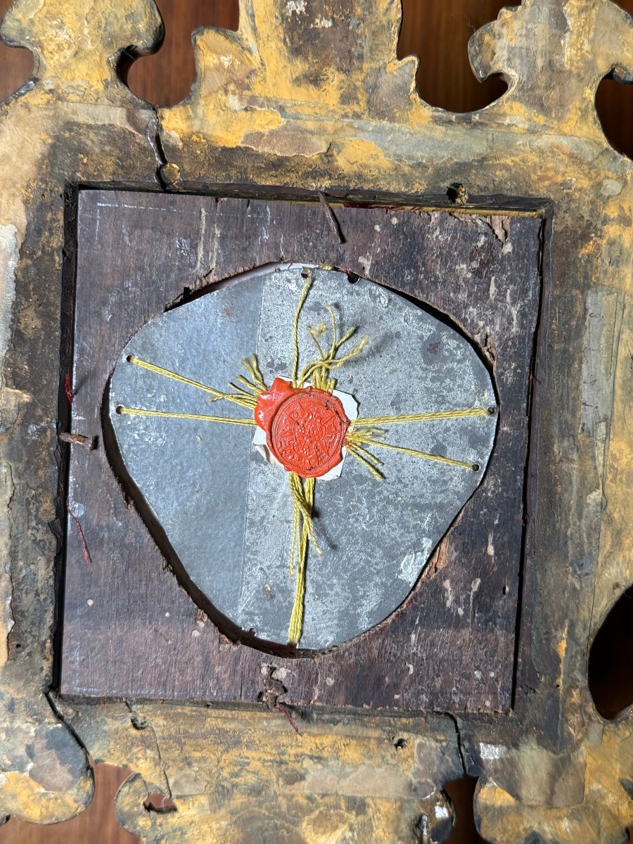 Reliquiario ligneo dorato contenente una teca con i precordi e il cingolo di S.Carlo Borromeo, -photo-2
