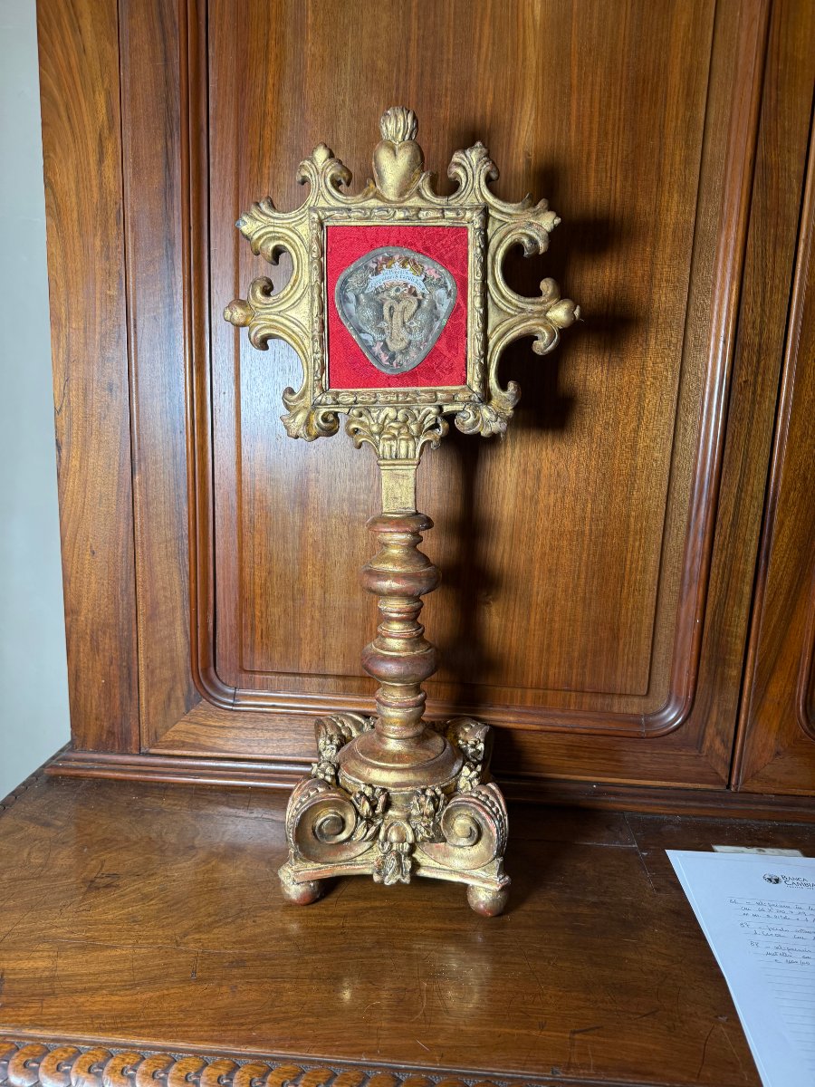 Reliquiario ligneo dorato contenente una teca con i precordi e il cingolo di S.Carlo Borromeo, 