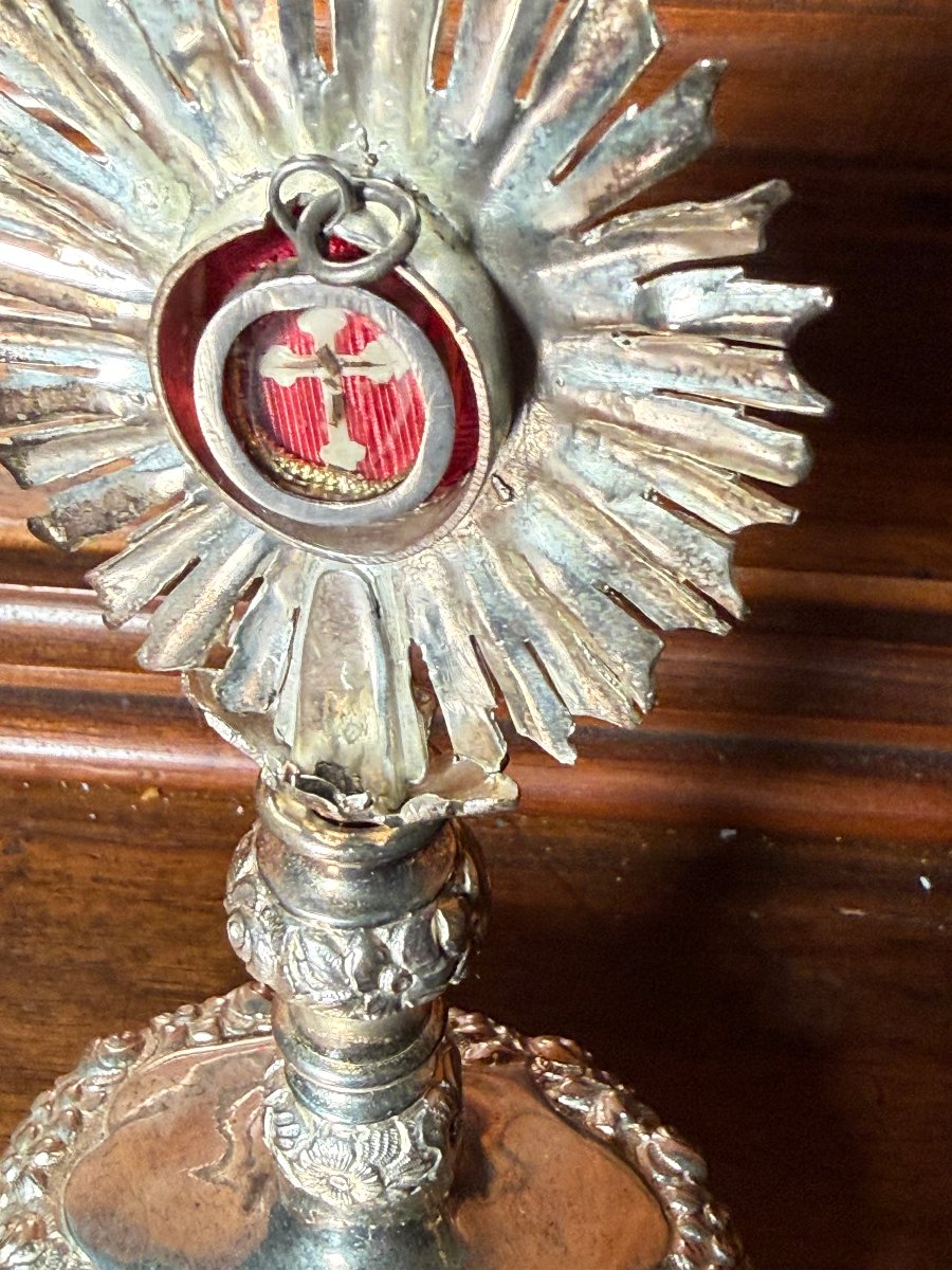 Reliquiario in argento a forma di ostensorio con la reliquia della S.Croce 