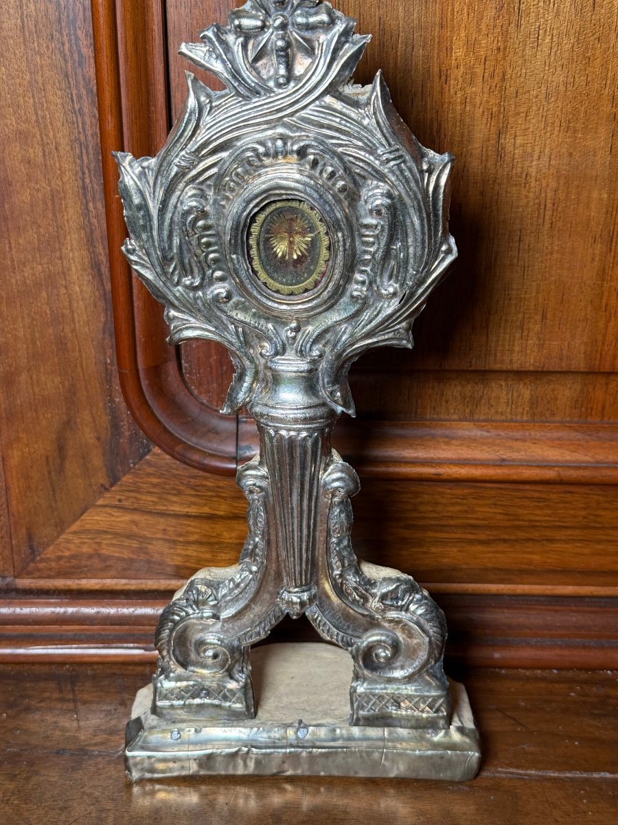 Reliquiario del XVIII°sec. in lamina di metallo sbalzata  con la reliquia della S.Croce di N.S.