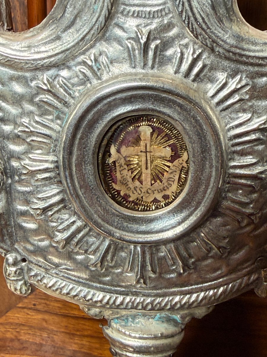 Reliquiario del XVIII°sec. in lamina di metallo sbalzata  con un frammento della S.Croce di N.S-photo-2