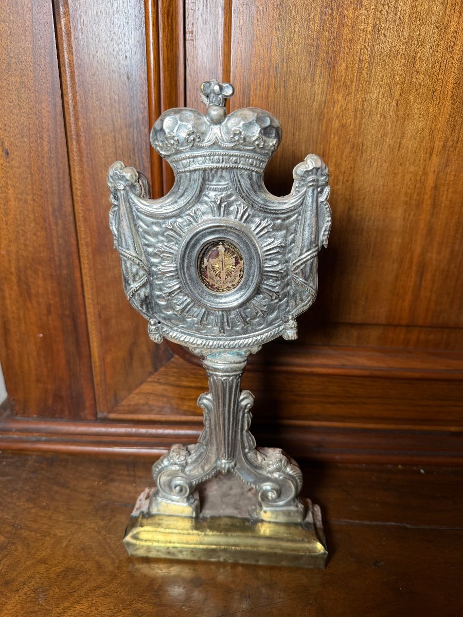 Reliquiario del XVIII°sec. in lamina di metallo sbalzata  con un frammento della S.Croce di N.S