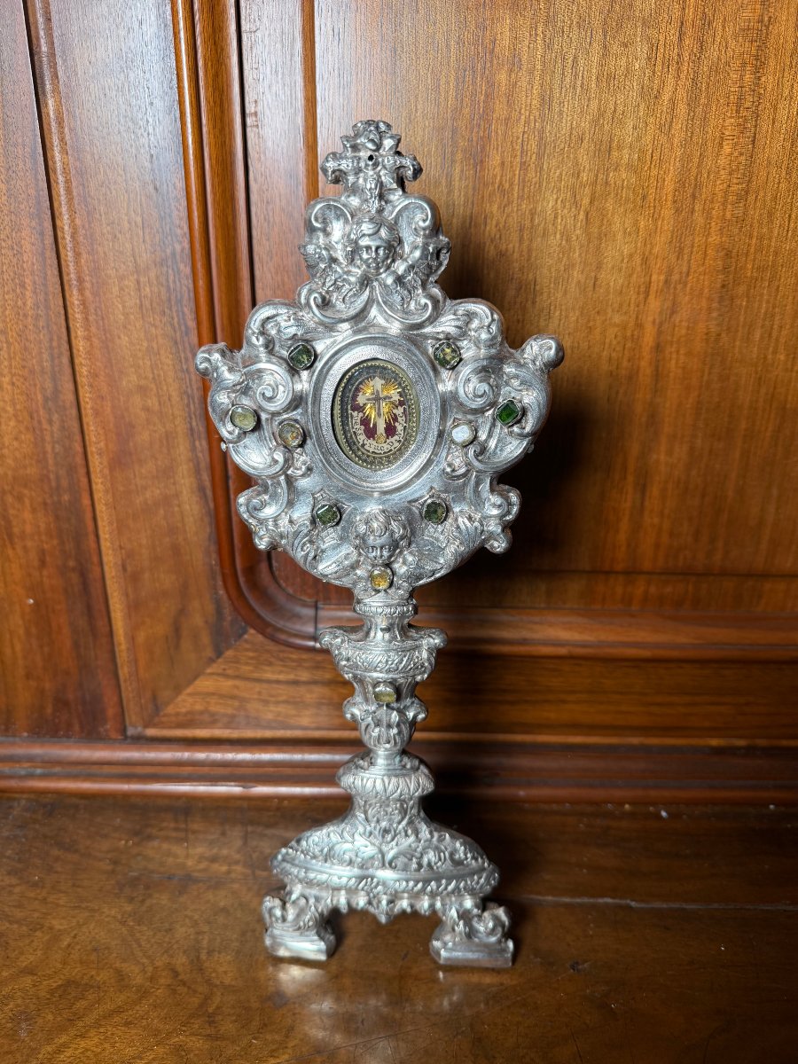 Reliquiario del XVIII°sec. in lamina d'argento sbalzata  con un frammento della S.Croce di N.S.