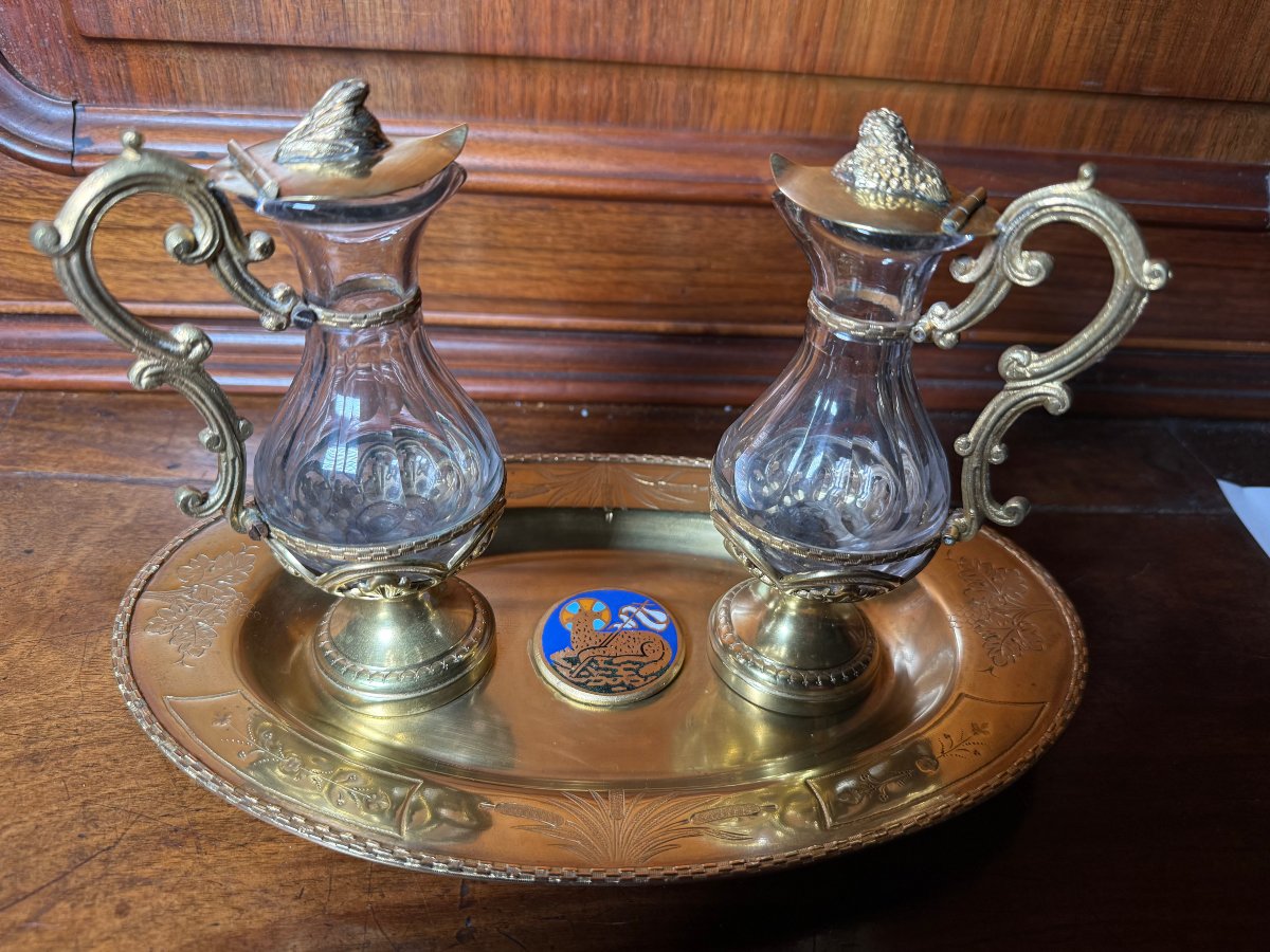 Coppia di ampolline da Messa in cristallo molato montate su sostegni in bronzo con loro piattin