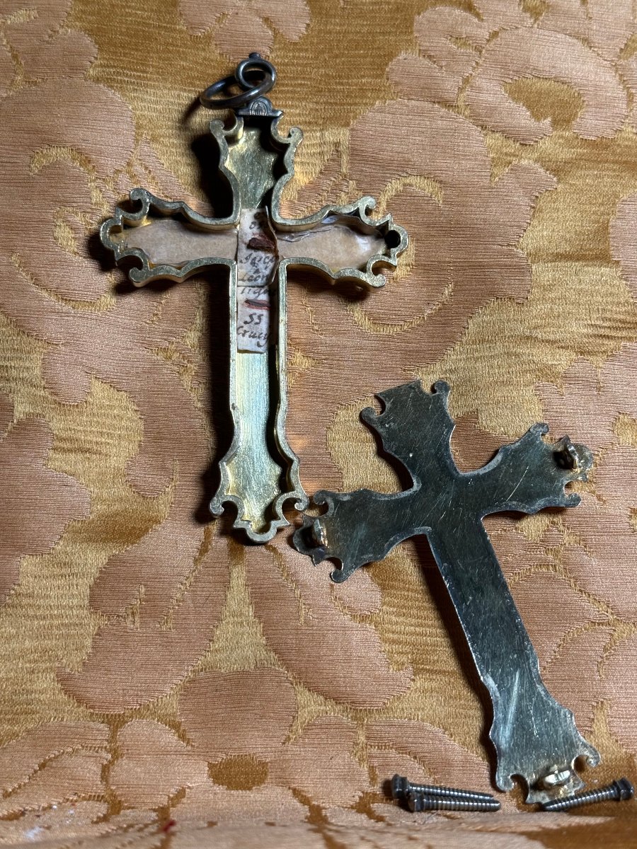 Croce pettorale in metallo sbalzato e dorato con all'interno le reliquie della S.Croce di S.Giu-photo-2