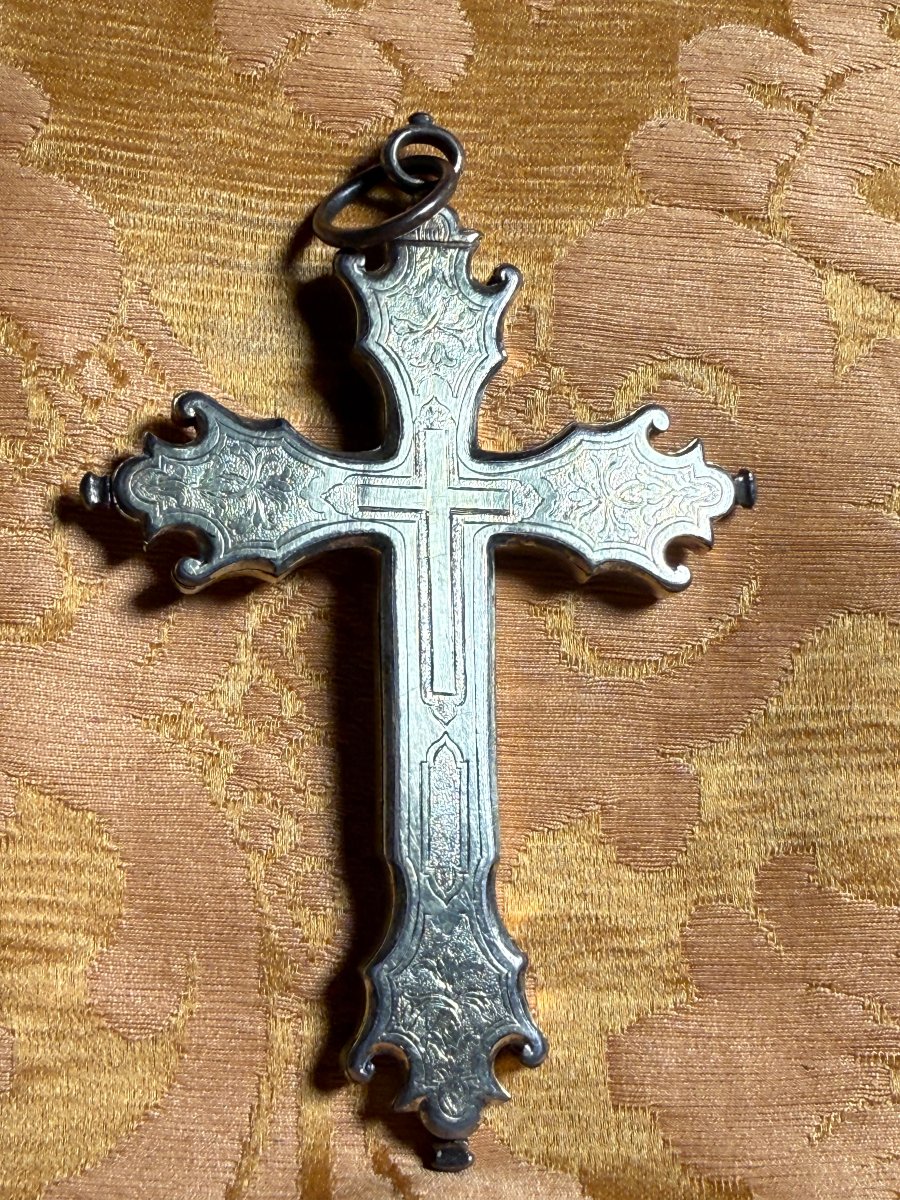 Croce pettorale in metallo sbalzato e dorato con all'interno le reliquie della S.Croce di S.Giu