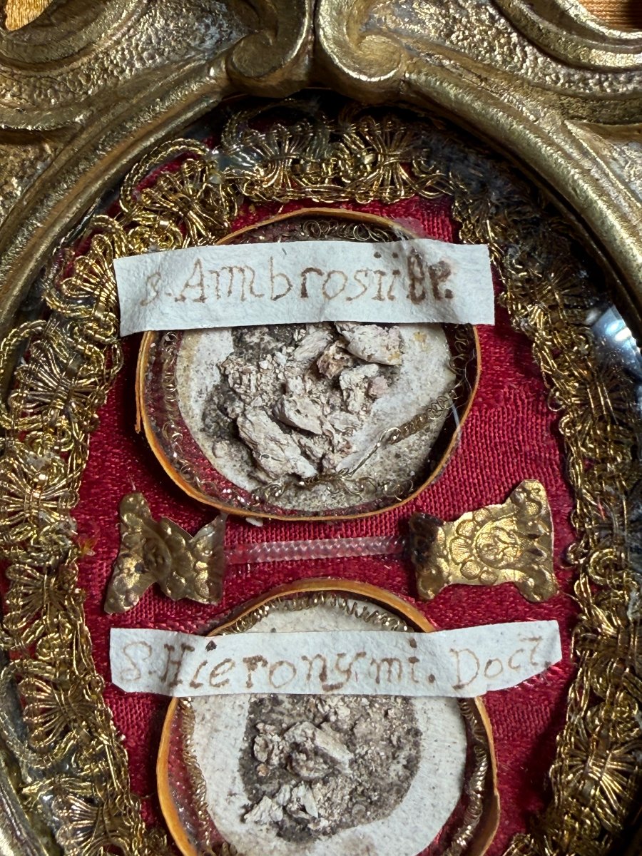 Reliquiario in cornice bronzea lavorata contenente i frammenti dei Santi  Ambrogio e Girolamo -photo-2