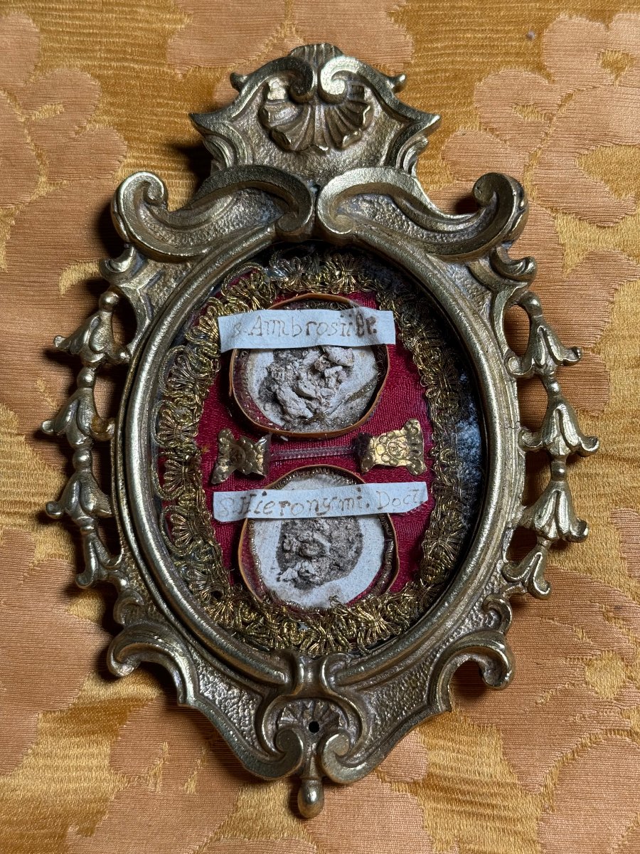 Reliquiario in cornice bronzea lavorata contenente i frammenti dei Santi  Ambrogio e Girolamo 