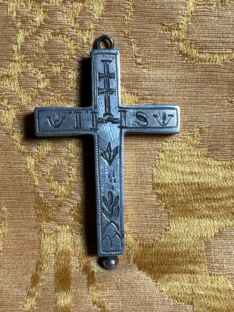Teca a croce in argento con all'interno 4 reliquie