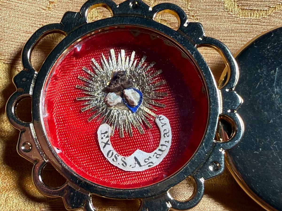 Teca in metallo con all'interno la reliquia di S.Agata martire 