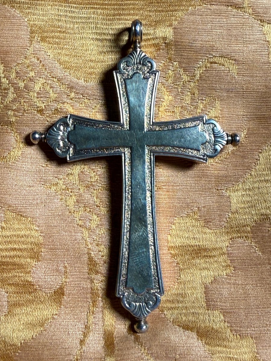 Croce pettorale in argento cesellata e bulinata contenente 10 reliquie di santi e la S.Croce