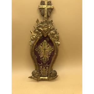 RELIQUIARIO DELLA SANTA CROCE IN LEGNO INTAGLIATO E DORATO A FOGLIA D'ORO 