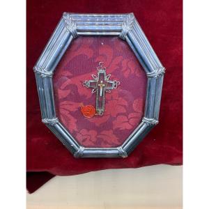 Cornice ottagona in argento con all'interno una piccola stauroteca di cristallo
