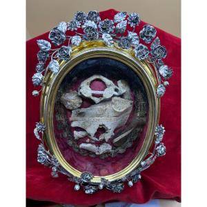  Reliquiario ovale  in bronzo dorato con riporti in argento a forma di cespugli di rose