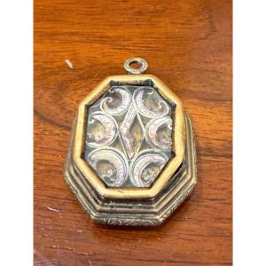 Reliquiario in bronzo di fattura ottagona a doppia faccia con frammenti di 14 santi  