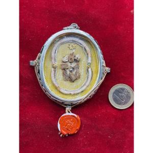 Reliquiario ovale in argento con frammenti di 8 Santi con incisione sul retro del medesimo 