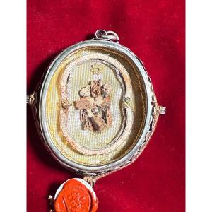 Reliquiario ovale in argento con frammenti di 8 Santi con incisione sul retro del medesimo 