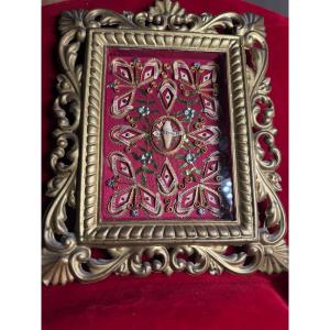 2  quadretti reliquiario  in cornice di metallo dorata con 17 frammenti di reliquie ciascuno