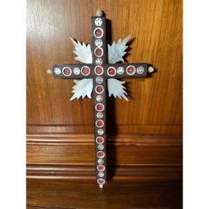 Croce intarsiata di più essenze di legno e madreperla così detta di "Terrasanta"