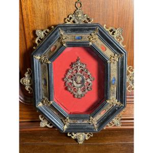 CORNICE OTTAGONALE A CASSETTA EBANIZZATA E ARRICCHITA  DA RIPORTI IN BRONZO E PIETRE DURE 