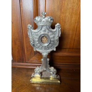 Reliquiario del XVIII°sec. in lamina di metallo sbalzata con un frammento della S.Croce di N.S