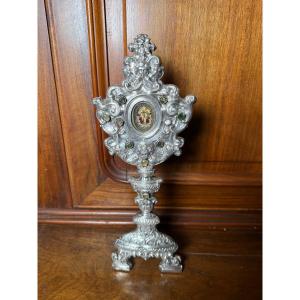 Reliquiario del XVIII°sec. in lamina d'argento sbalzata  con un frammento della S.Croce di N.S.