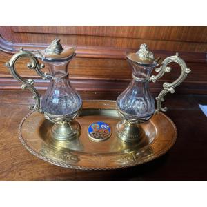 Coppia di ampolline da Messa in cristallo molato montate su sostegni in bronzo con loro piattin