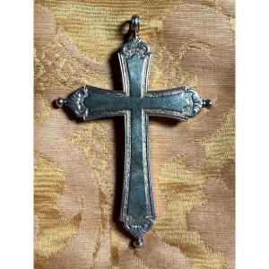 Croce pettorale in argento cesellata e bulinata contenente 10 reliquie di santi e la S.Croce