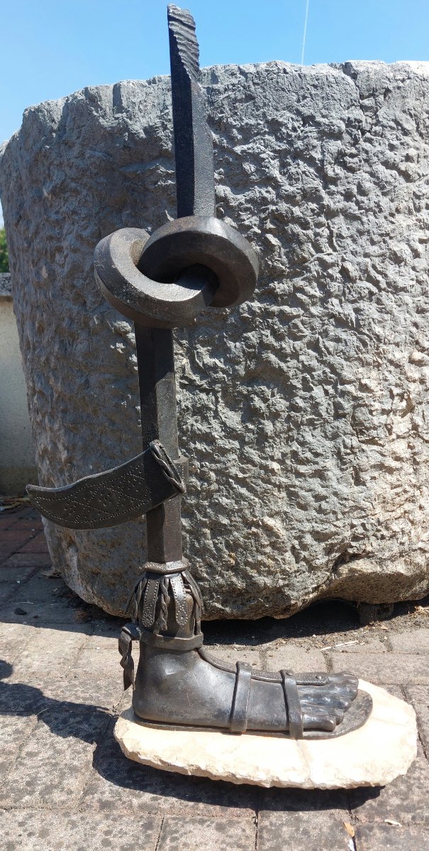 Gamba con caliga e armatura in ferro – elemento scultoreo decorativo-photo-1