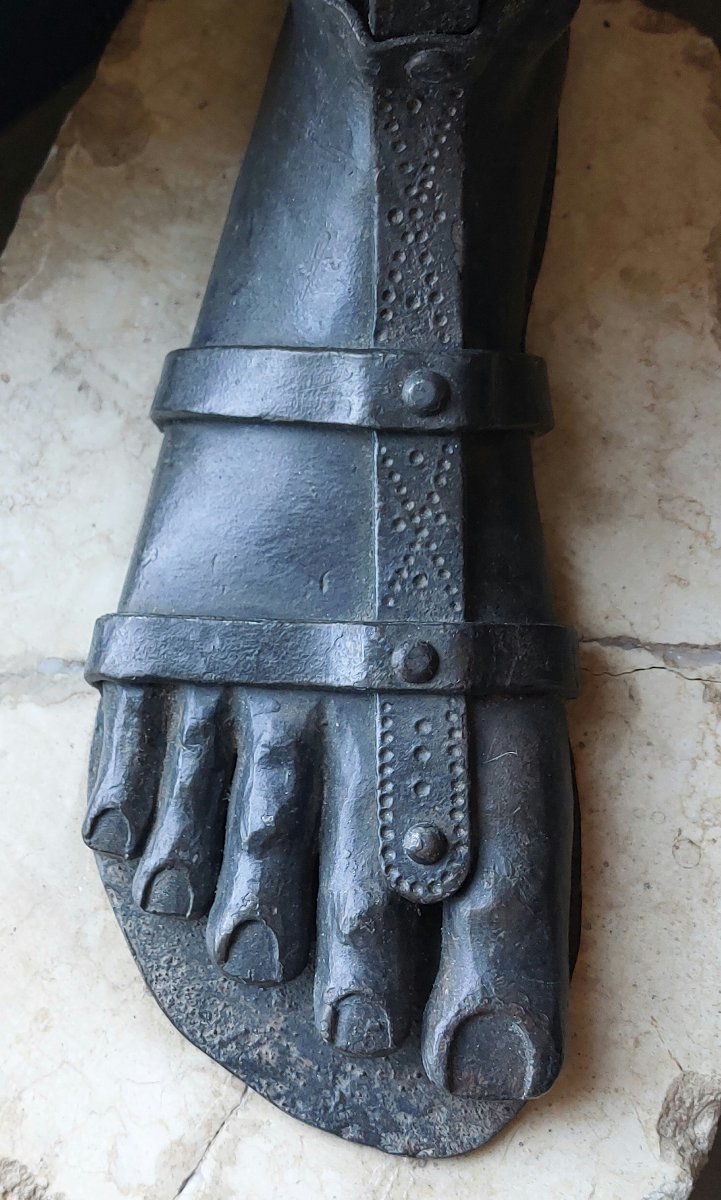 Gamba con caliga e armatura in ferro – elemento scultoreo decorativo