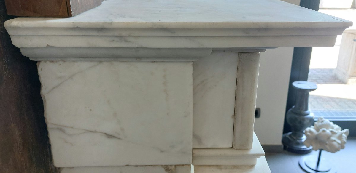 Camino neoclassico in marmo bianco statuario di Carrara con zoccoli in marmo Portoro-photo-1