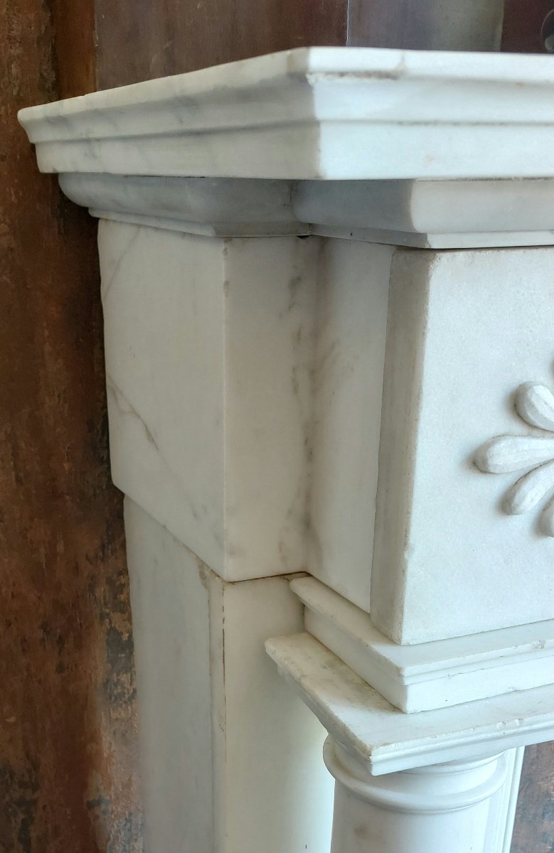 Camino neoclassico in marmo bianco statuario di Carrara con zoccoli in marmo Portoro-photo-3