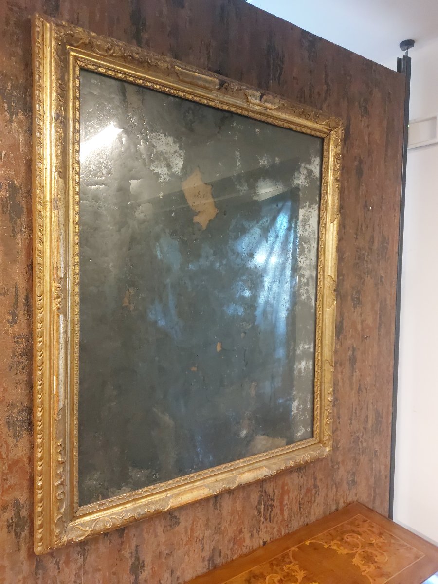 Elegante specchiera Veneziana del XVIII Secolo in legno intagliato e dorato
