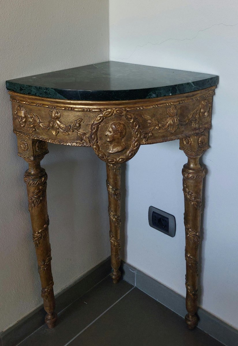 Angoliera a console Luigi XVI in legno dorato con piano in marmo verde