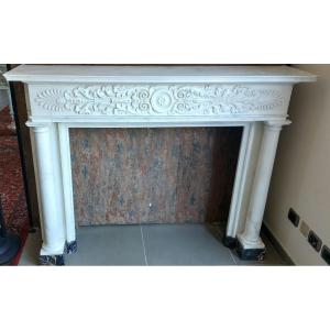 Camino neoclassico in marmo bianco statuario di Carrara con zoccoli in marmo Portoro