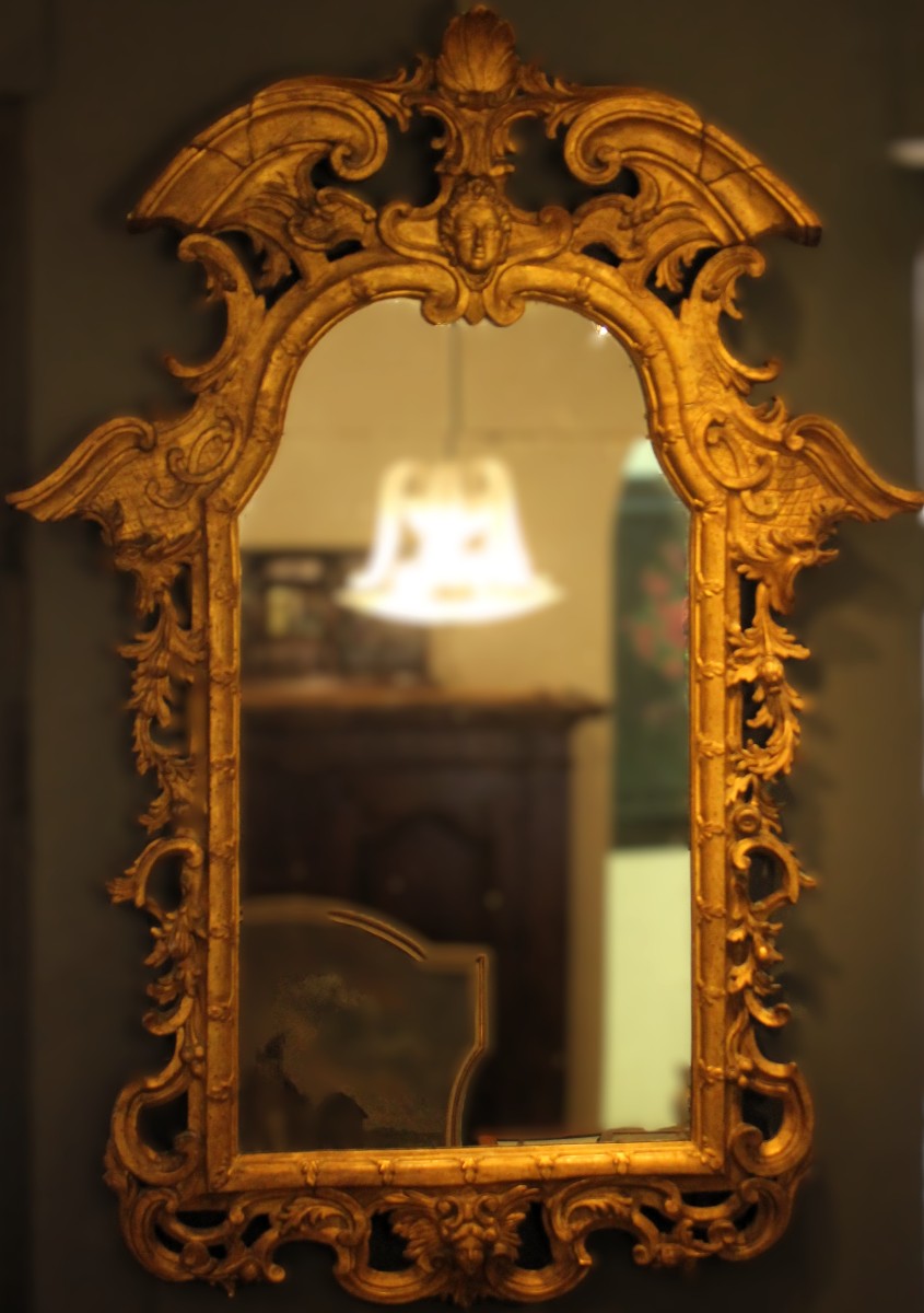 Specchiera Veneta del XVIII sec. finemente scolpita.