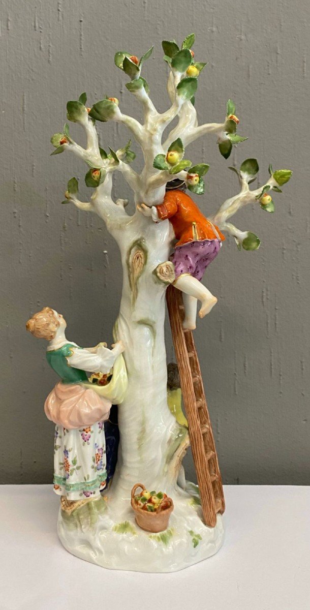 Gruppo in porcellana meissen raffigurante la raccolta delle mele -photo-1
