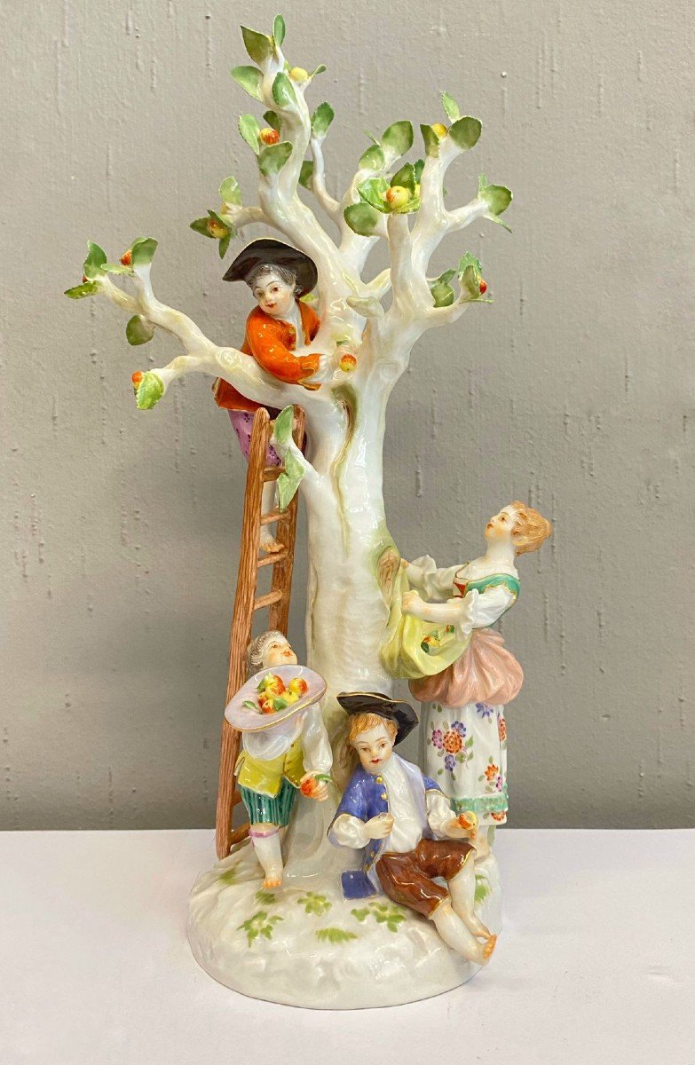 Gruppo in porcellana meissen raffigurante la raccolta delle mele 