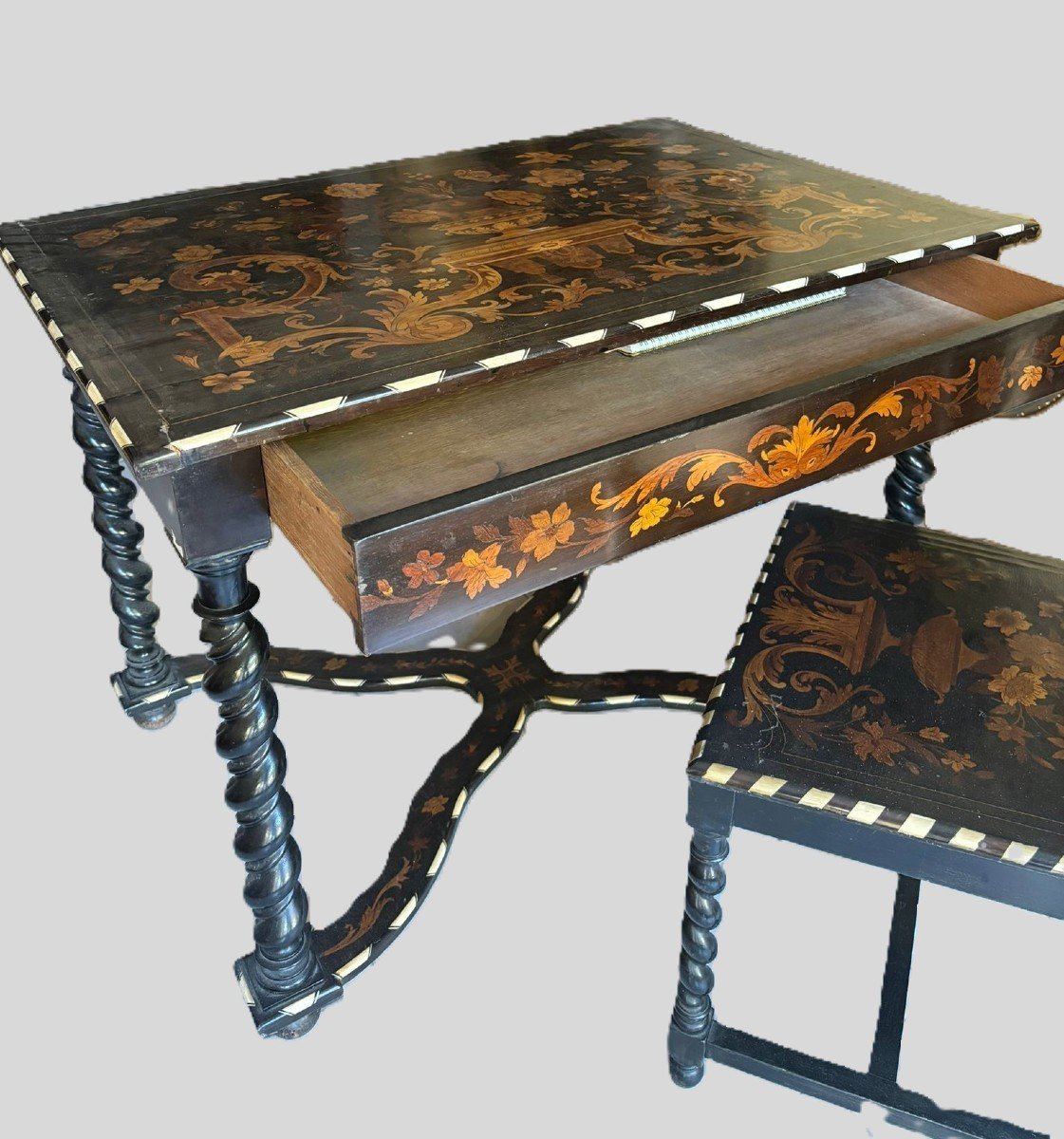 Tavolo scrittoio da centro con sedia , stile Luigi XIV Francia, XIX° secolo Intarsi in legni vari, avori.-photo-2