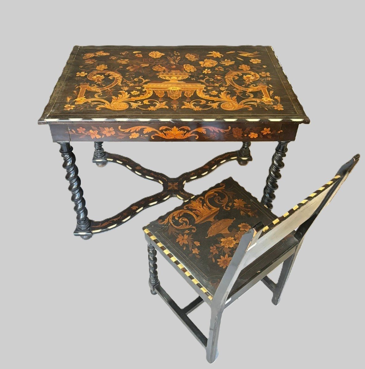 Tavolo scrittoio da centro con sedia , stile Luigi XIV Francia, XIX° secolo Intarsi in legni vari, avori.