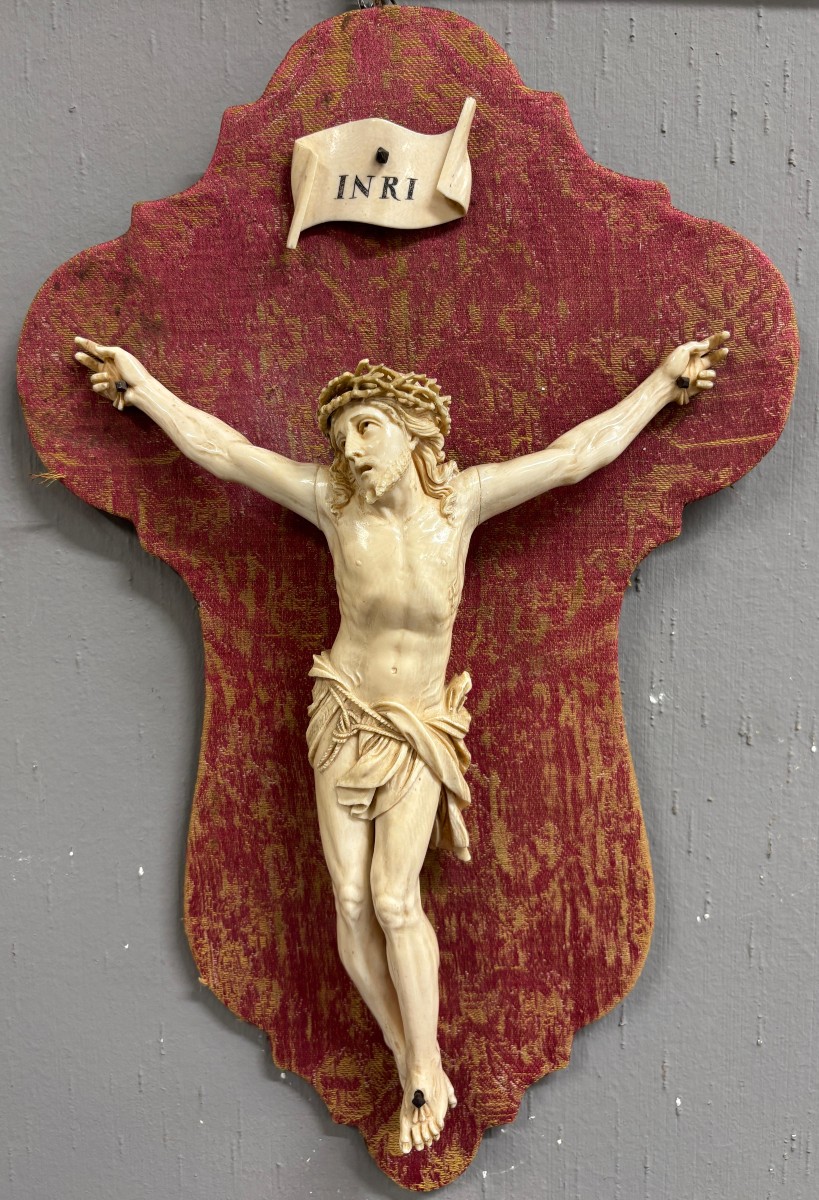 Grande cristo in avorio scolpito