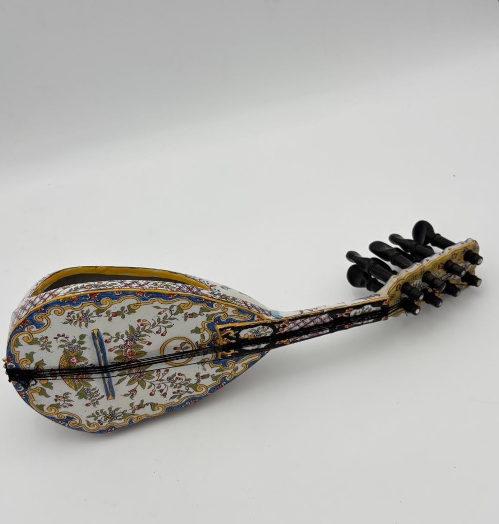 Mandolino in maiolica decorata – Fourmaintreaux Frères, Desvres, fine del XIX secolo