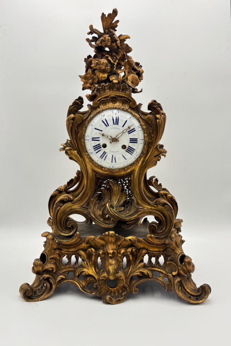 Orologio da camino in bronzo dorato, stile Rococò – Francia, XIX secolo