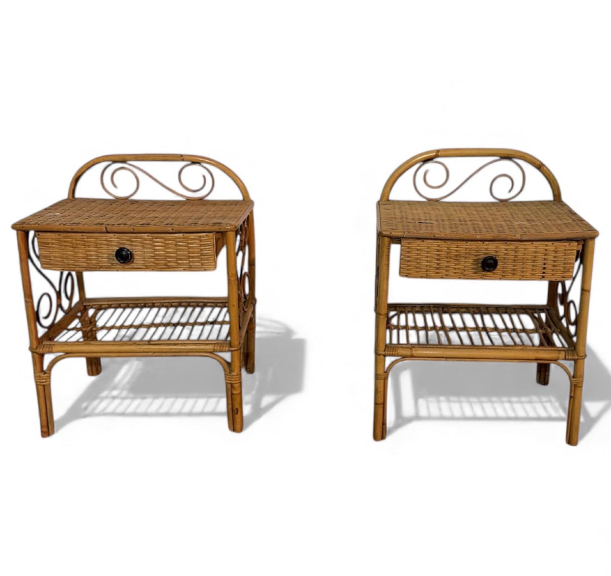 Coppia di comodini in bambù e rattan intrecciato – Italia, anni 1950