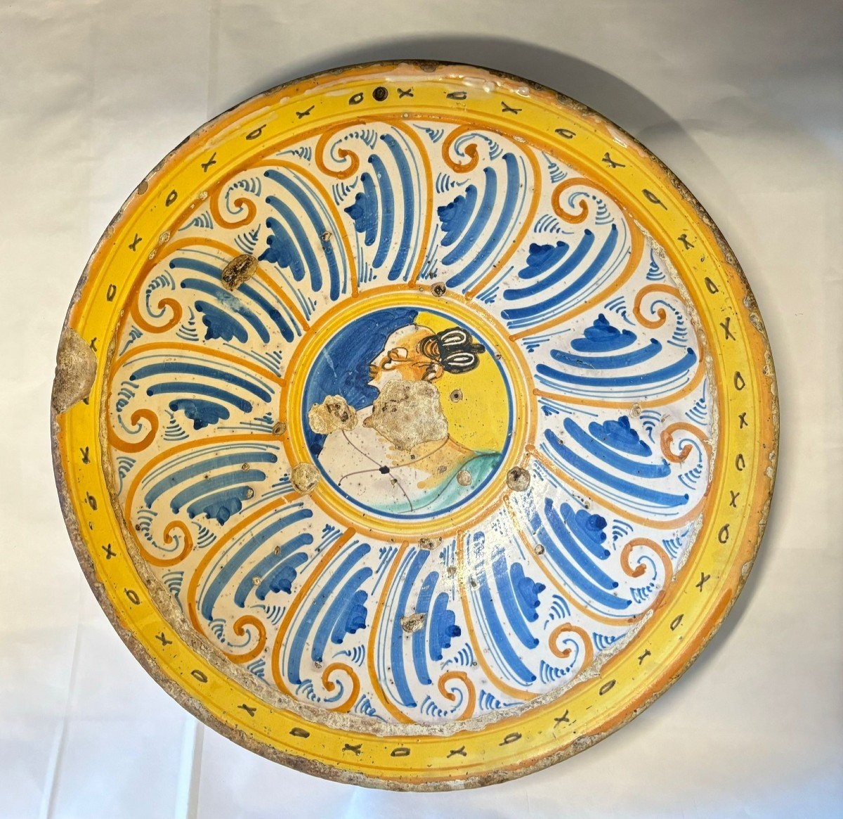 Piatto in maiolica di Montelupo