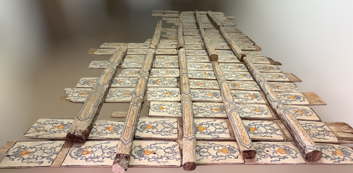 Antico soffitto in legno dipinto