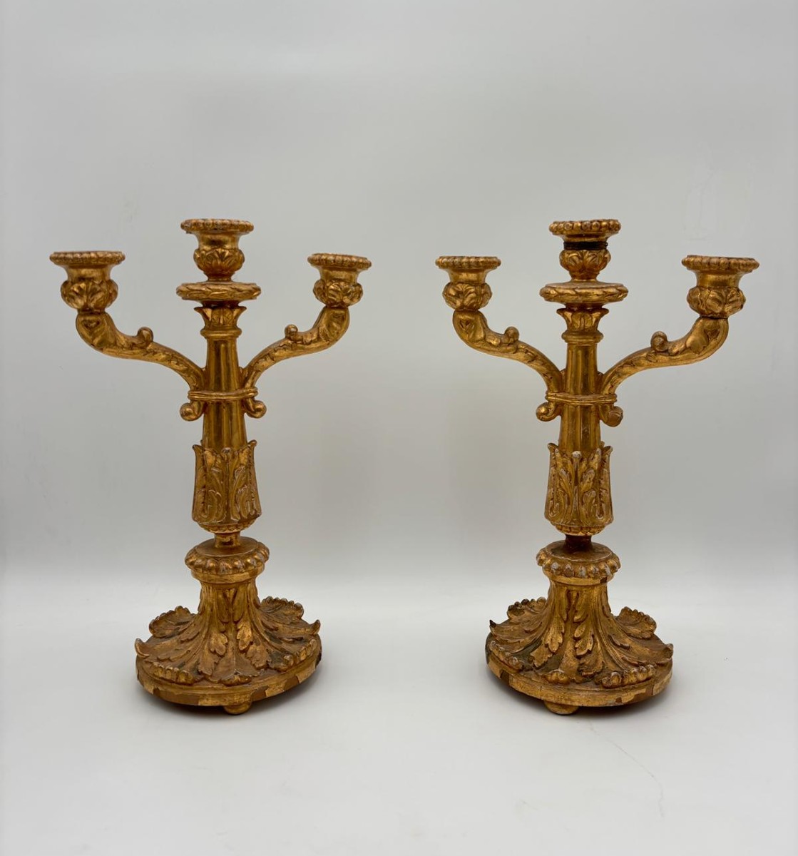 Coppia di candelabri a tre fiamme in legno dorato – Sicilia fine XVIII / inizi XIX secolo